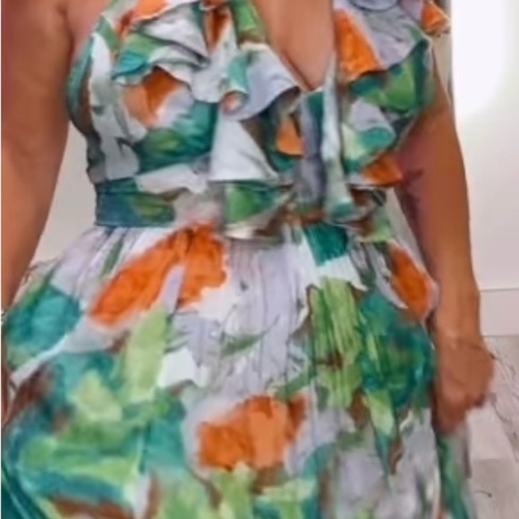 Beautiful Halter dress Size Medium New - Picture 10 of 10